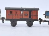 un petit train qui roule sur les rails dans la neige