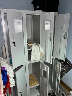 une photo d'une pièce où se trouvent plusieurs casiers