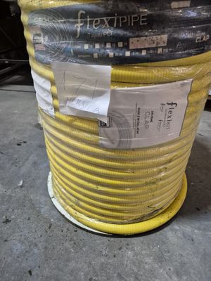 Lot d'un rouleux de couronne de tuyau flexible jaune enroulé…
