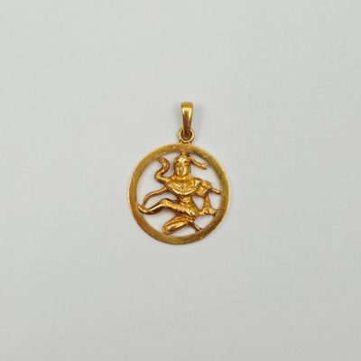 un pendentif plaqué or représentant une femme à l'intérieur d'un cercle
