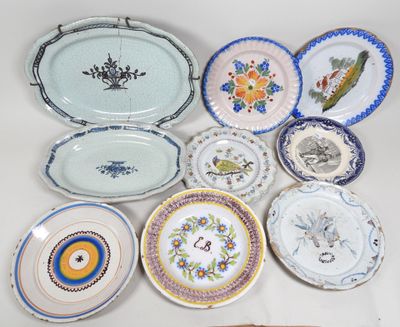 un grand nombre d'assiettes posées sur une table