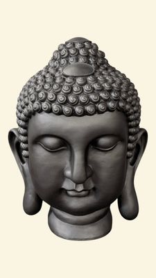 statue représentant une tête de Bouddha aux yeux fermés sur fond blanc
