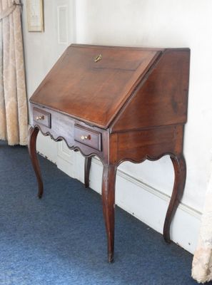un petit bureau en bois surmonté d'un tiroir