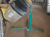 une bétonnière posée sur un support dans un garage