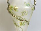 un vase en verre avec une anse dorée sur fond blanc