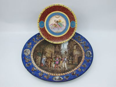 une assiette avec une image dessus, posée sur une table
