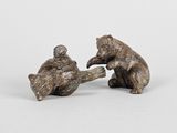 une paire d'ours en bronze assis l'un sur l'autre
