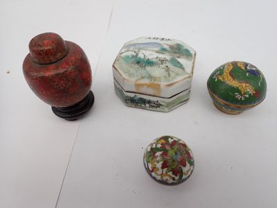 Plusieurs types d'objets décoratifs sont exposés sur une surface blanche