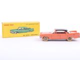 une image représentant une petite voiture à côté d'une boîte de jouets