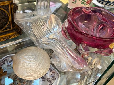 une table en verre sur laquelle se trouvent un bol, une cuillère et d'autres objets