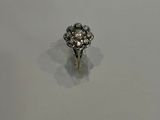 gros plan d'une bague en diamant sur une surface blanche