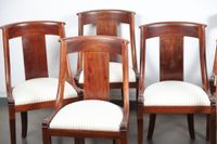 Suite de huit chaises à dossier gondole en acajou et placage… (photo 2)