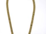 un collier à chaîne en or avec un fermoir sur fond blanc