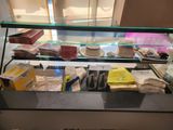 une vitrine en verre contenant divers objets