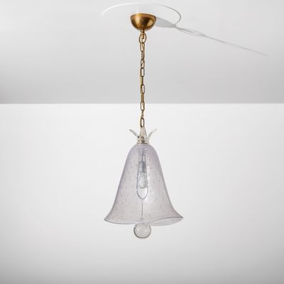 une image représentant une lampe suspendue au plafond dans une pièce