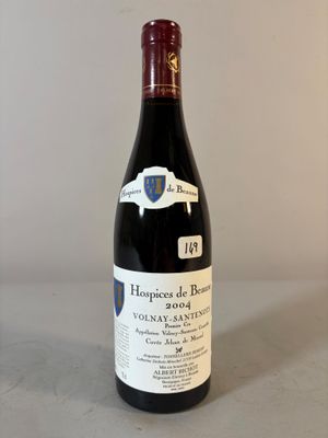 une bouteille de vin posée sur une table