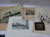 quelques vieilles photos d'un bateau et d'autres objets posés sur une table
