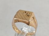 l'image d'une bague en or ornée d'un diamant