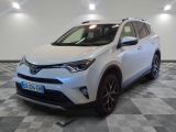 La Toyota RAV blanche est garée dans une pièce dont le sol est en damier.