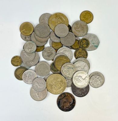 une pile de pièces de monnaie posée sur une surface blanche