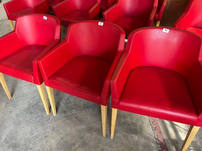 de nombreuses chaises rouges alignées en rangée