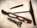 un grand nombre d'outils posés à même le sol