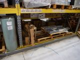 beaucoup de cartons et de palettes dans un entrepôt