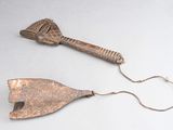 deux morceaux de métal sur une surface blanche