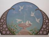 une photo d'un tableau accroché au mur d'une fontaine