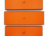 trois boîtes orange sont empilées les unes sur les autres