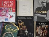 plusieurs livres sont empilés sur une table