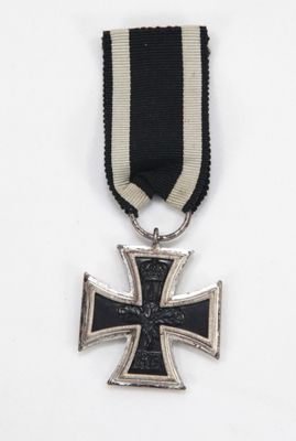 croix de fer à rayures noires et blanches sur un ruban noir et blanc