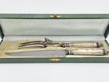 des couverts dans une boîte contenant un couteau et une fourchette
