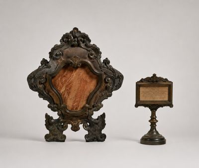 une image représentant un petit miroir et une petite plaque posés sur une surface blanche