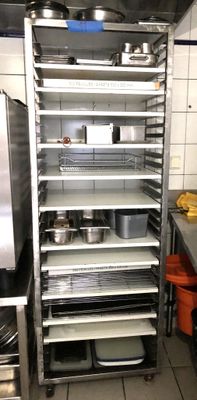 de nombreux plateaux de nourriture sur les étagères de la cuisine