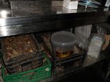 de nombreux récipients contenant de la nourriture sur l'étagère de la cuisine