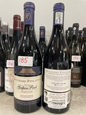 plusieurs bouteilles de vin sont alignées sur un comptoir