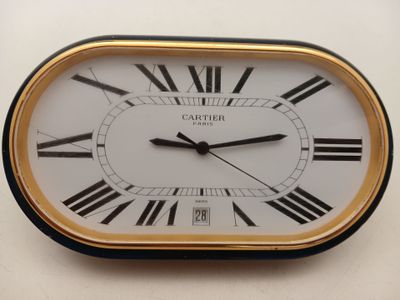 une horloge avec des chiffres romains sur le cadran