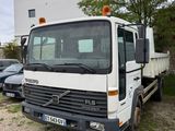 un camion blanc garé dans un parking