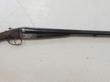 un fusil de chasse posé sur une table