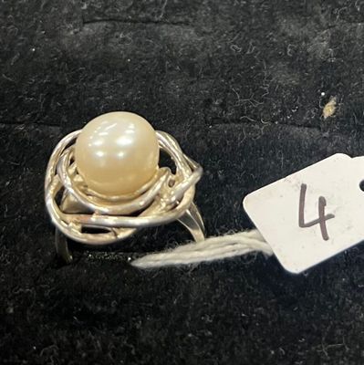 une photo d'une bague ornée d'une perle
