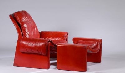fauteuil inclinable en cuir rouge avec repose-pieds assorti