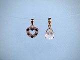 des boucles d'oreilles suspendues à une corde à linge, avec un ciel bleu en arrière-plan