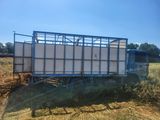 un camion garé dans un champ d'herbe