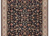 un tapis noir orné d'un motif floral