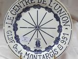 une assiette blanche ornée d'un motif bleu et blanc