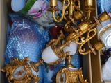 une boîte pleine d'objets assortis qui se trouvent dans la boîte