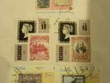 une photo d'une collection de timbres sur une table