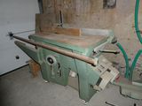 une machine posée sur une table dans une pièce