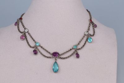 Circa 1880. Délicat collier draperie en argent composé de ch…